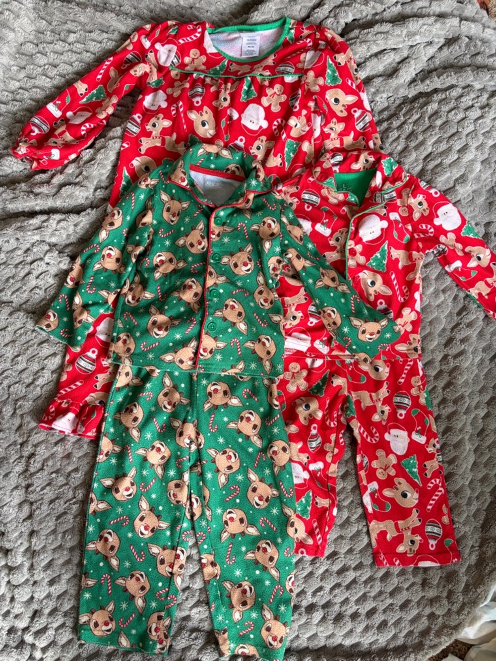 Sibling matching Rudolph the Red-Nosed Reindeer Print Pajama Sets (7-8, 4T, 2T)